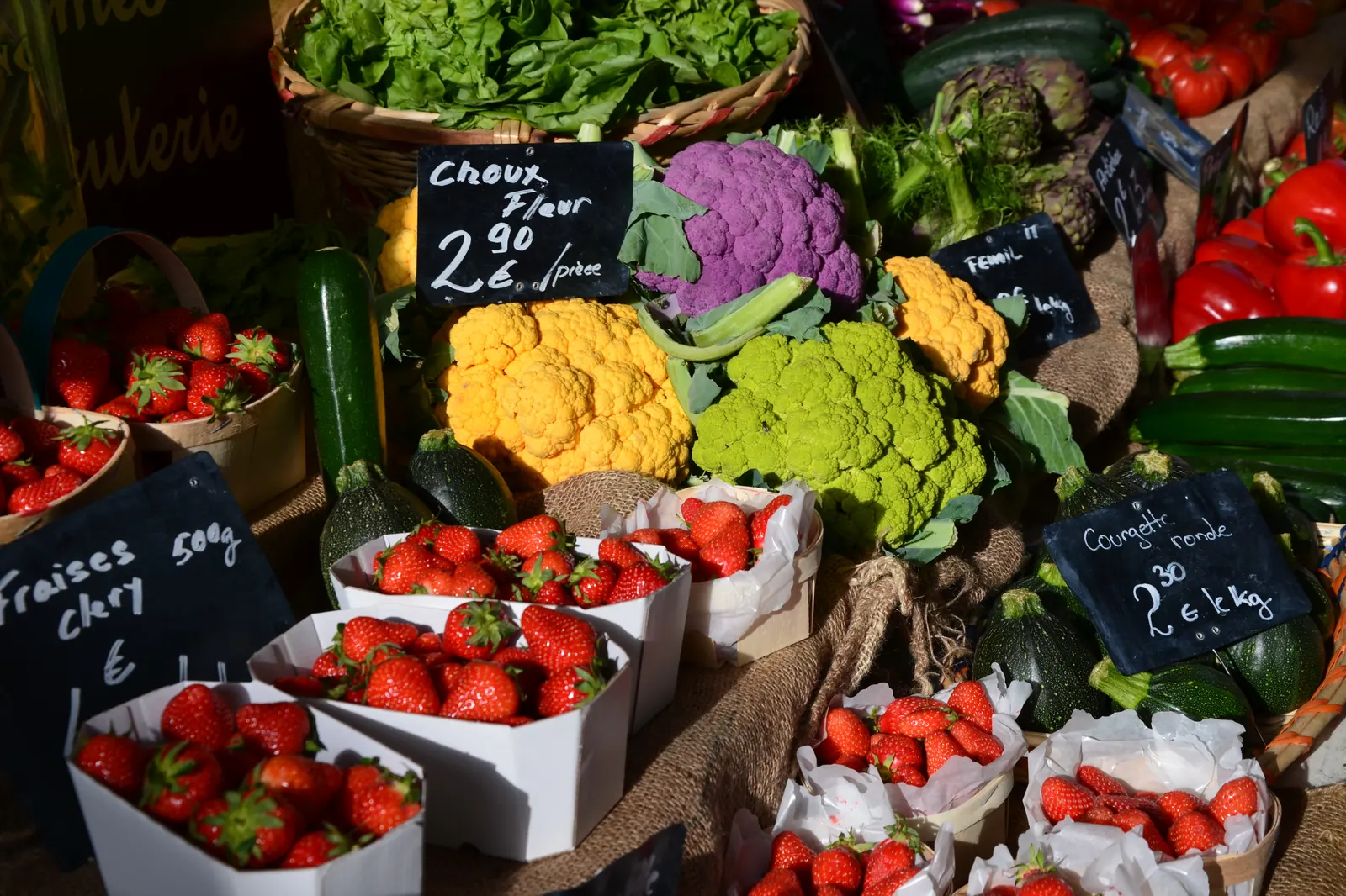 Étal de fruits et légumes de saison sur un marché de producteurs en Provence