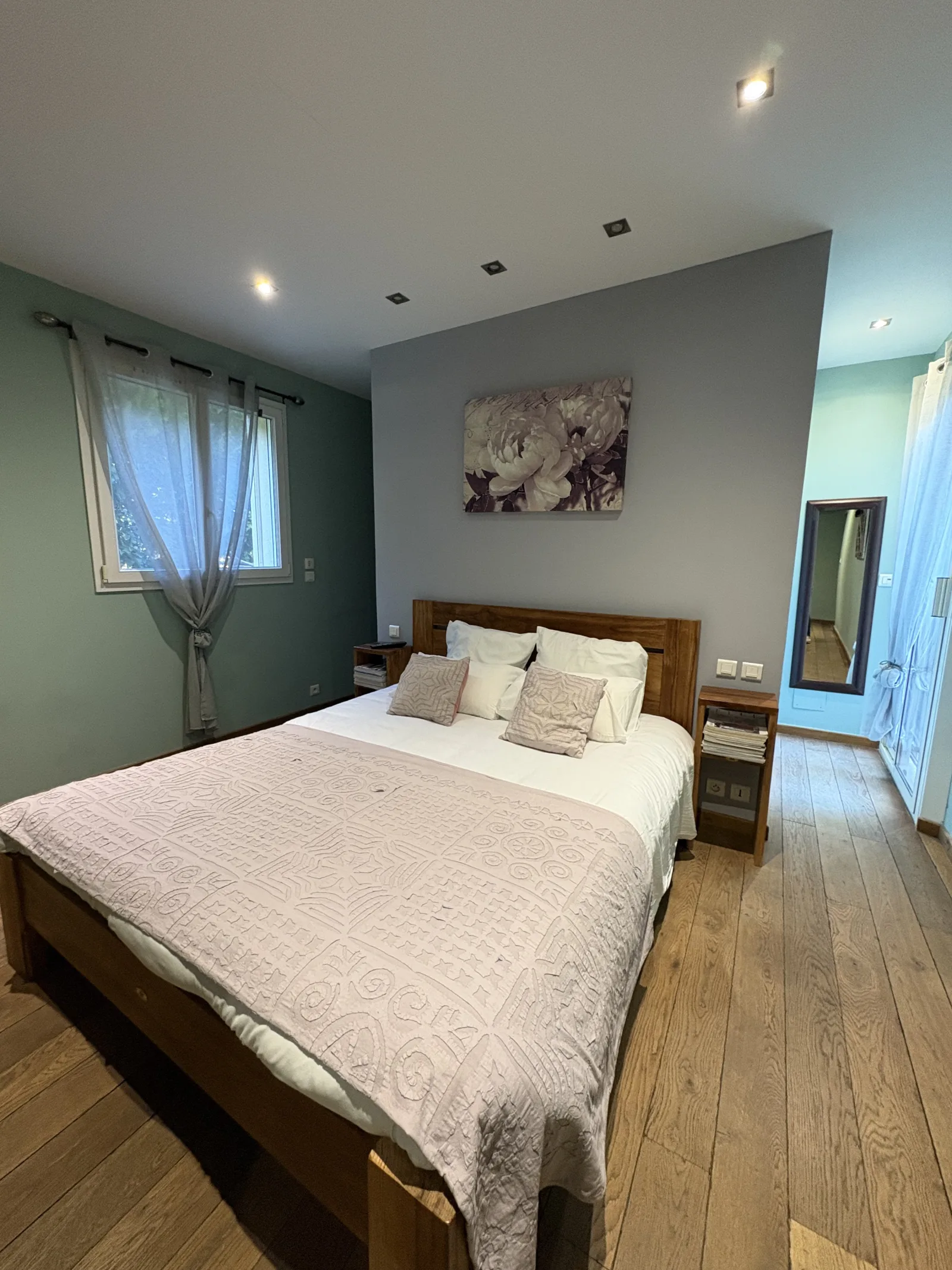 Chambre double avec parquet ancien et tableau floral