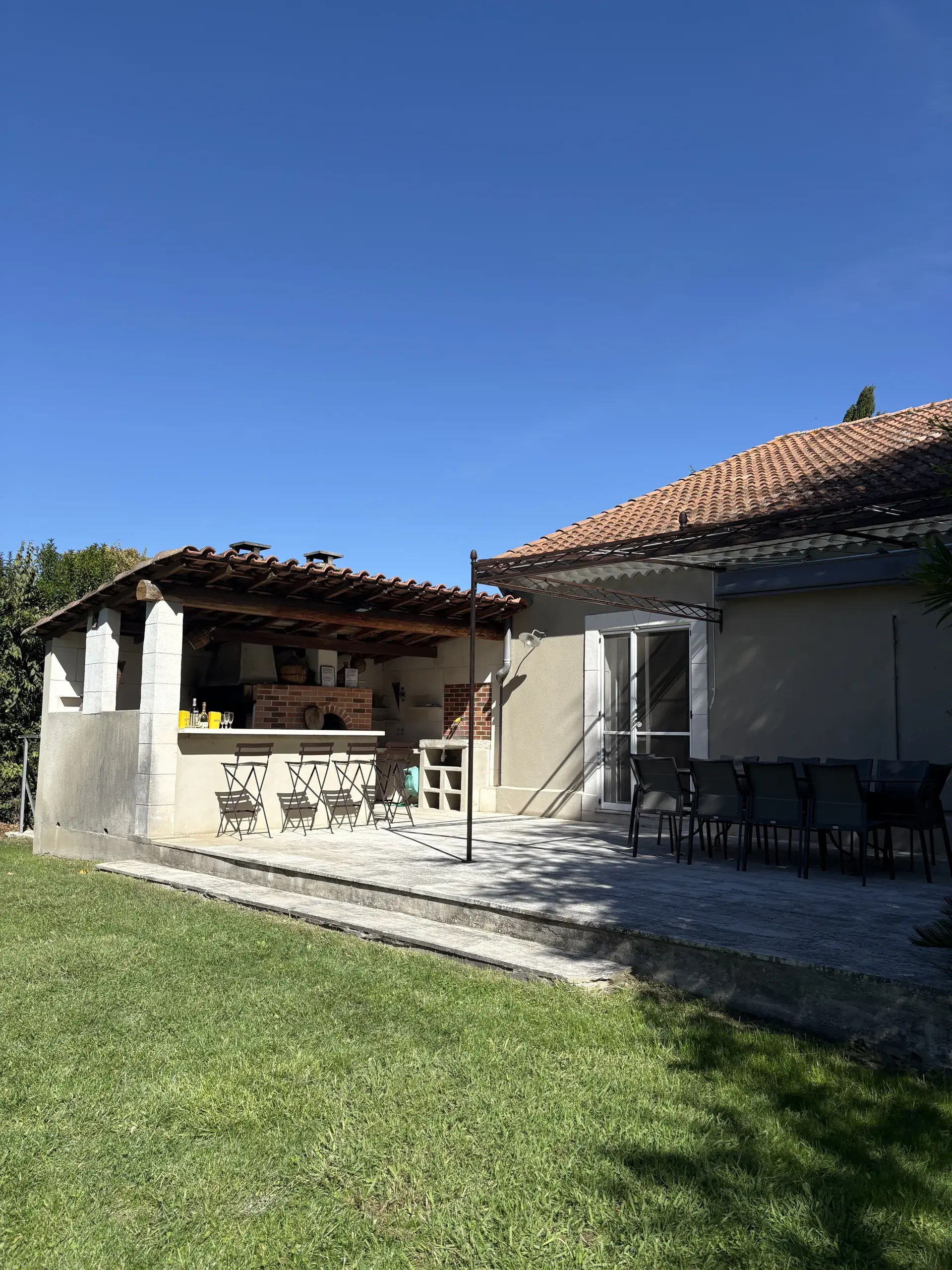 Villa Saint-Éloi — façade côté jardin, terrasse, pergola et bar d'été
