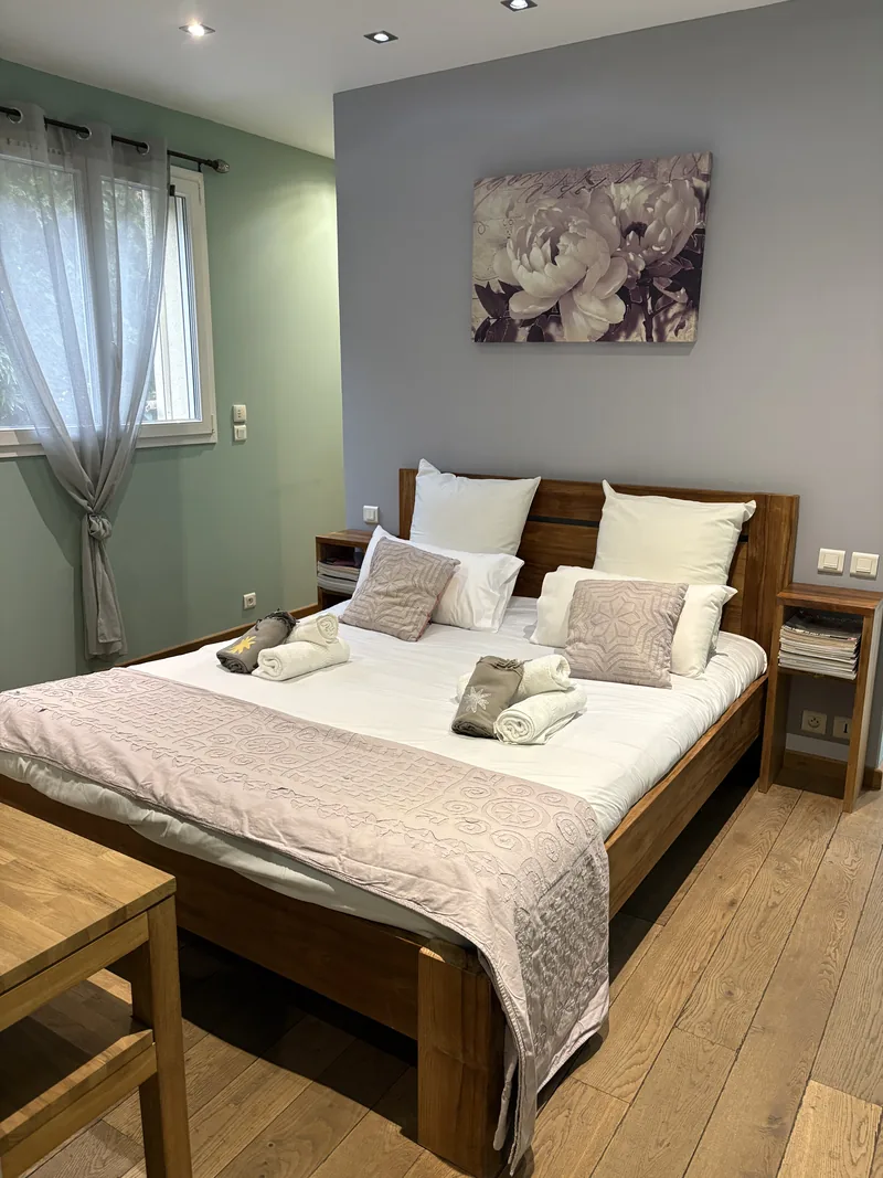 Chambre en bois naturel, mur gris-vert et parquet
