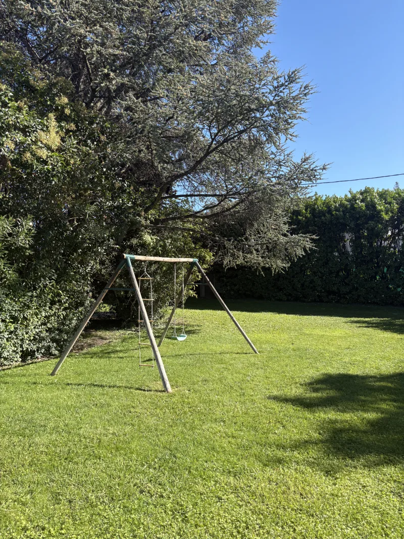 Balançoire dans le jardin arboré