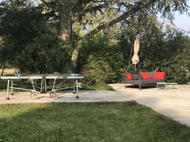 Espace détente extérieur avec table de ping-pong