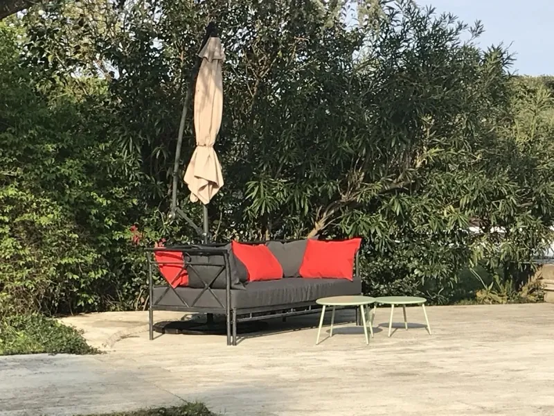 Salon d'extérieur ombragé sous les lauriers