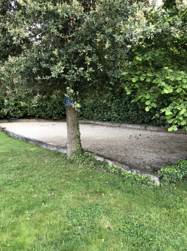 Terrain de pétanque ombragé