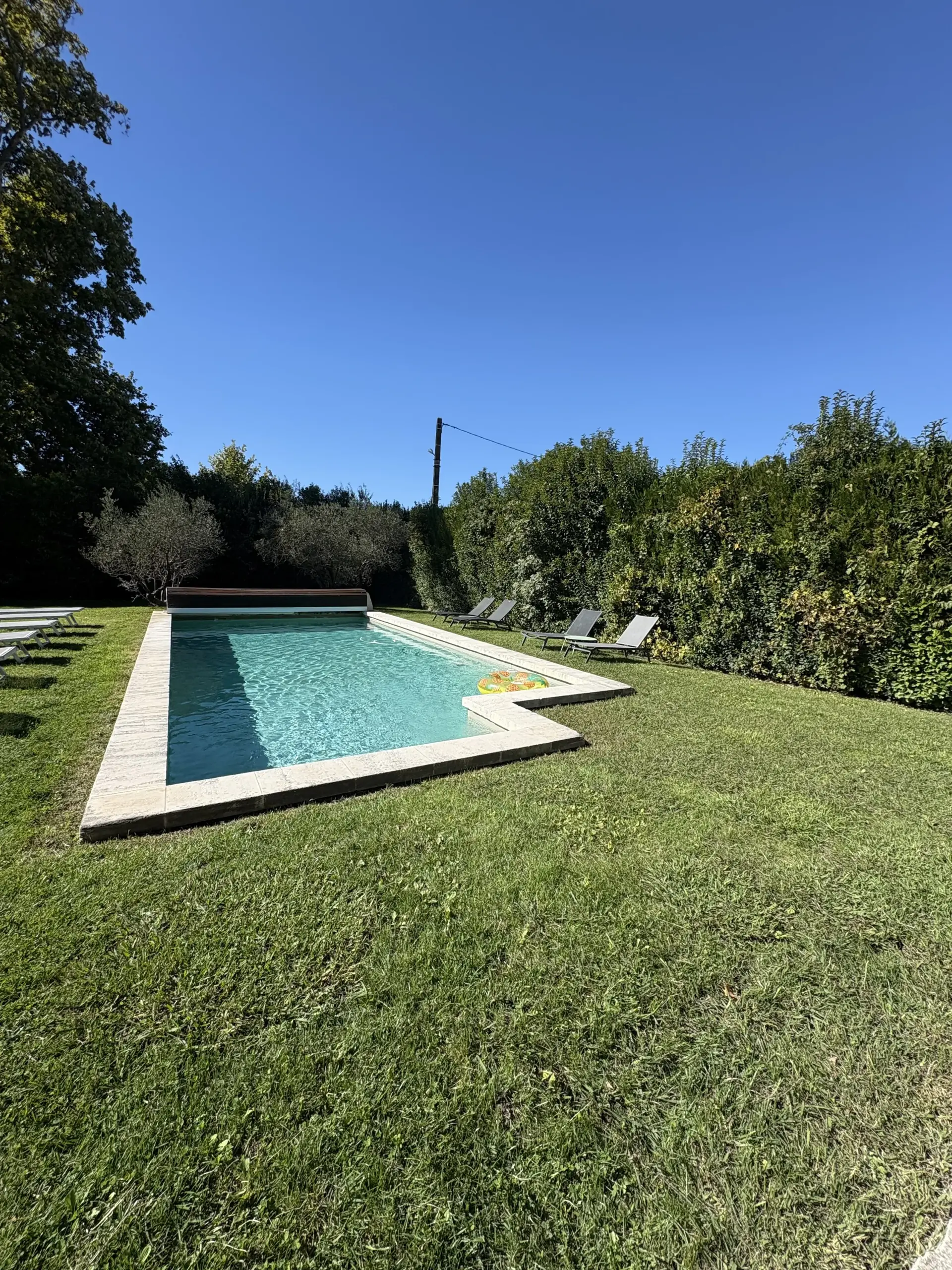 Villa Saint-Éloi, piscine et jardin méditerranéen sur la grande pelouse