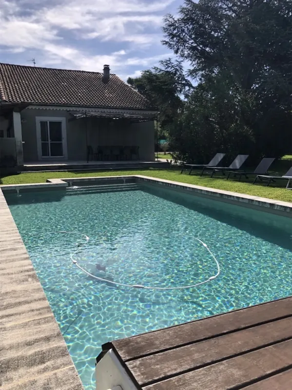 Piscine vue depuis la terrasse ombragée
