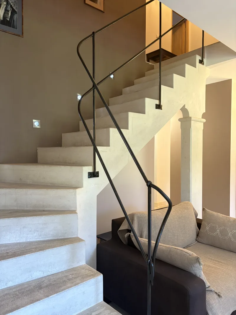 Escalier intérieur en pierre et fer forgé