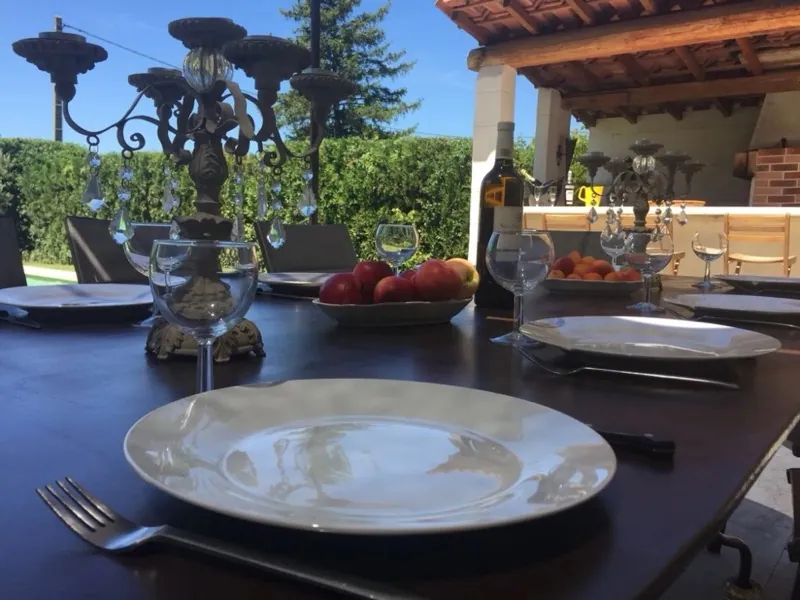 Table dressée sous la pergola d'été